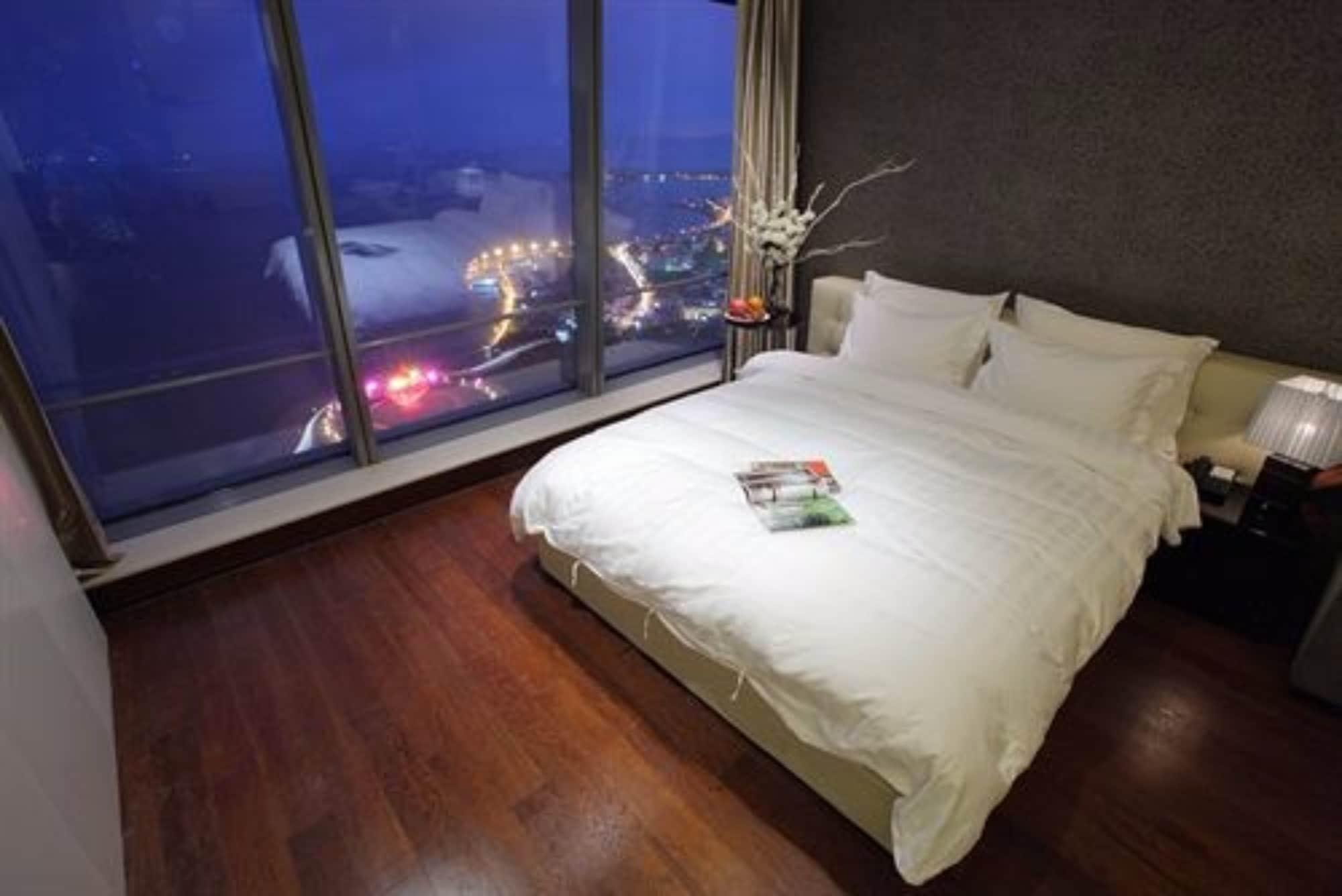 Grand Madison Qingdao Harbour-View Central（Former Qingdao Farglory Hotel） Exterior photo